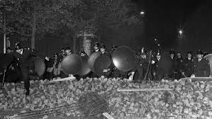 L'exposition est proposée par les assises internationales du. Recit 10 Mai 1968 La Nuit Des Barricades Fait Basculer La France Dans La Greve Generale