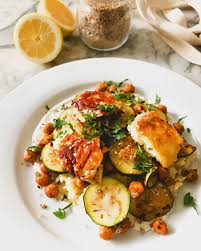 Knuspriger Zitronen Feta Mit Gerosteten Kichererbsen Und Basilikum Risoni Ein Vegetarisches Gericht Vegetarische Gerichte Rezepte Gerostete Kichererbsen