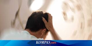 Sakit kepala ini sangat menyakitkan dan terjadi di satu sisi kepala. Penyebab Sakit Kepala Menurut Lokasinya Dari Belakang Depan Hingga Samping Halaman All Kompas Com