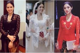 9 Kebaya Kutubaru Seleb Dengan Stagen Yang Paling Menawan