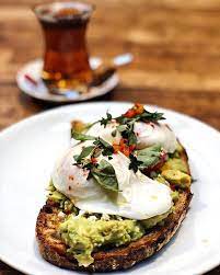 Ekmekleri kızartın üzerine avokadolu sostan sürün dilimlediğiniz avokadolark dizerek üzerine yumurtaları ekleyip servis edin. Avokadolu Pose Yumurta Breakfast Avocado Poshedeggs Thehousestyle