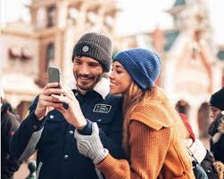 Nonostante la riservatezza e le mezze parole dei diretti interessati infatti jeremias si è sbottonato con la conduttrice silvia toffanin: Belen Rodriguez Lontana Da Stefano De Martino Ma Non E Da Sola