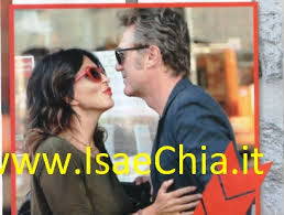 La stessa attrice, in un'intervista di qualche tempo fa, ha sottolineato come suo marito sia un uomo particolarmente fermo sulle sue decisioni, una persona solida e per questo anche molto simile a lei. Sabrina Ferilli E Flavio Cattaneo Sono Marito E Moglie Ecco La Prova Segreta Isa E Chia