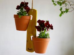 Blumentopfe Aufhangen Topfhalter Gartendeko Blumenampel Balkondeko Balkonpflanzen In 2020 Vertical Garden Design Flower Pots Summer Flowers