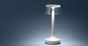 Una collezione di lampade incredibili, studiata nei minimi dettagli, dalle forme alle finiture, progettate per le specifiche esigenze di alberghi, case e ristoranti in cui per motivi artisci o semplicemente estici l'alimtatore e' stato reso invisibile. Bon Jour Unplugged La Lampada Senza Fili Di Philippe Starck Per Flos