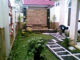 Disini, bisa space terbuka dengan plafon bisa jadi solusi supaya kendaraan tidak kena panas dan hujan. Contoh Desain Taman Belakang Rumah Minimalis Klikbuzz