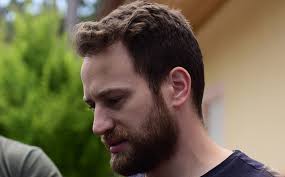 Με συνέντευξη τύπου η ελληνική αστυνομία δικαιολόγησε την εσπευσμένη μεταφορά του 32χρονου πιλότου στη γαδα. Egklhma Sta Glyka Nera O Syzygos Ths Karolain Eide To Proswpo Toy Dolofonoy Psaxnoyn To Dna Twn Drastwn Apo Ixnh Idrwta