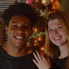 I need to know what website/ how to apply for assistance for single moms?  Also for section 8 that's not a scam or trying to charge for a credit check