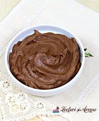 Ingrediente :150 g zahar, 2 galbenusuri, 2 linguri lapte, 200 g unt cu 80% grasime, 2 linguri cafea solubila, 100 ml smantana pentru frisca/frisca lichida, 2 plicuri zahar vanilat mod de preparare : 10 Retete De Creme Pentru Tort Prajituri Desert La Pahar Lecturi Si Arome