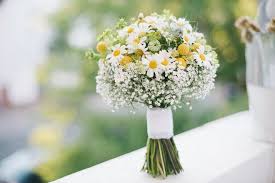 Brautstrauss Des Monats Ein Frohlicher Sommerstrauss Brautstraussgalerie Juni5 The Post Brautstrauss Des Mo Spring Wedding Flowers Bridal Bouquet Bridal Flowers