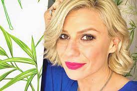 Ηομε beauty μαλλια κατερινα καραβατου: H Katerina Karabatoy Me Pshlomeso Mpikini Kai Xwris Ka8oloy Filtra