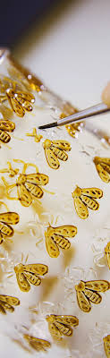Le flacon « abeilles », qui a su évoluer tout en conservant le même esprit depuis l'époque de l'impératrice eugénie est devenu l'un des flacons emblématiques de guerlain. Pin By Cherry Yang On La Maison Guerlain Bumble Bee Honey Bee Art Bee