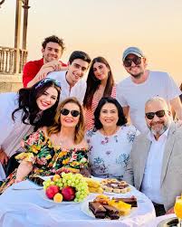 وقدم قمر عددا من الأغاني منها «ياغزالي» و«دباديبو» التي قدمها في التسعينيات وشاركه غناءها المدعوون بحضور عدد من أصدقائه المقربين منهم الفنانين. Ø§Ù„Ø­ÙŠØ§Ø© Ø­Ù„ÙˆØ© Ø¨ÙŠÙƒÙ… Ù‡ÙƒØ°Ø§ Ø±Ø¯Øª ÙŠØ³Ø±Ø§ Ø¹Ù„Ù‰ ØªÙ‡Ù†Ø¦Ø© Ø§Ù„Ø¬Ù…Ù‡ÙˆØ± Ø¨Ù†Ø¬Ø§Ø­ Ø®ÙŠØ§Ù†Ø© Ø¹Ù‡Ø¯ ØµÙˆØ± Ø§Ù„ÙŠÙˆÙ… Ø§Ù„Ø³Ø§Ø¨Ø¹