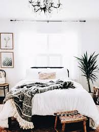 Beige gingham fabric on the table skirt and accent pillow adds a country element to the room, while a salvaged antique door stands in as a neutral headboard. ð§ð¢ð¤ð¤ð¢ð¦ððžð¥ð¥ð¢ð§ð ðžð« Home Decor Bedroom Urban Outfiters Bedroom Minimalist Bedroom