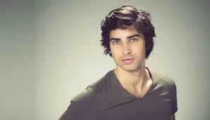 Coupe de cheveux homme frise reservee aux petites ondulations, cette coiffure travaille le volume avec intelligence. Coiffure Homme Cheveux Boucles Trouvez Des Idees Ic