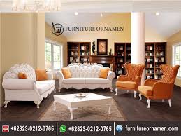 Sebenarnya, ruang tamu kecil bisa dibuat dengan konsep lesehan agak kelihatan luas, tapi hal ini justru sering dianggap kurang sopan dan malah merepotkanmu saat membersihkan karpet atau alas duduknya nanti. Desain Interior Ruang Keluarga Rotan Cek Bahan Bangunan