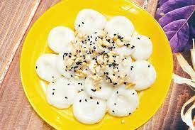 Đến khi sôi nước, bạn thả từ từ từng viên bánh chay vào. HÆ°á»›ng Dáº«n Lam Banh Náº¿p Chay Ngon