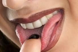 Tungen kan få hvite linjer eller flekker grunnet en underliggende sykdom som for eksempel hepatitt c. Bakteriebelegg Pa Tungen Digidexo Com