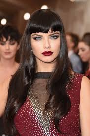 Il look di cui vi stiamo parlando è caratterizzato soprattutto da capelli medi e sfilati (ma tutte le lunghezze vanno bene), la frangetta, . Portone Con Precisione Scintillare Frangia Capelli Lunghi Lisci Sconnessione Preposizione Educatore