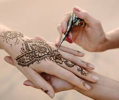 For first time henna tattoo artists, or even novice henna tattoo artists, consider using a stencil to ensure a great design. Artistic And Intricate Henna Tattoo Designs Body Tattoo Art