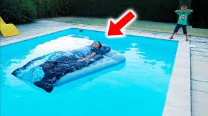 Neo Met Son Lit Dans La Piscine Neo S Bed In Our Swimming Pool Youtube