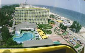 Hotelul flora din mamaia este un hotel de 3 stele si este amplasat la aproximativ 2 km de intrarea in statiune, la jumatatea distantei dintre cazino si satul de vacanta, aproape de aqua magic. Hotel Flora Prices Reviews Constanta Romania Tripadvisor