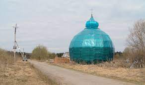 Считается культурным и образовательным центром, а также городом воинской доблести. Neopoznannyj Pravoslavnyj Obekt Zagadochnuyu Postrojku Obnaruzhili Zhiteli Derevni Savelevo V Okruge Istra