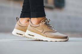 Nike first introduced the air max thea in a bright colorway calling it the flash lime, which received a good amount of publicity. Ù…ÙˆØ«ÙˆÙ‚ Ø³ÙŠØ§Ø±Ø© Ø£ÙƒØ«Ø± ØªØ³Ø·Ø­Ø§ Nike Air Max Thea Desert Camo Caallenblog Com