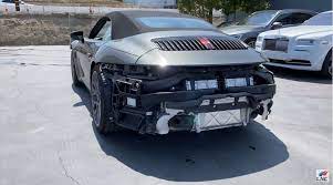 動画 走行わずか120km しかし事故車の最新ポルシェ911を新車の半額で購入 分解 修理する一連の作業をユーチューバーが公開 ポルシェ 911 ポルシェ トヨタトラック