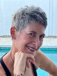 Hairstylists near Home Goods at 41 and Collier