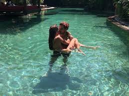 Kj posted a blurry photo of the two together lounging on the sofa. Epingle Sur News People