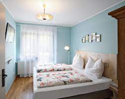 Eine dachschräge kann einen raum optisch entweder klaustrophobisch oder dramatisch wirken lassen. Kleines Schlafzimmer In Mint Mintfarben C Daniel Wet