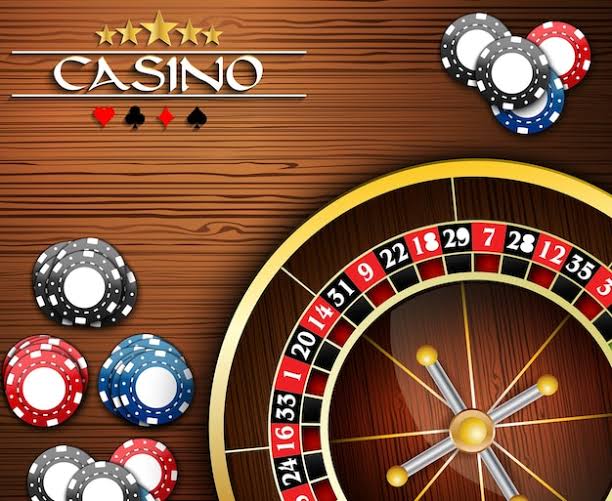 Casino banner with poker chips and roulette wheel | Premium Vector