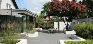 villa tuin met basalt en aluminium hoveniersbedrijf de ginkgo tuin tuin ideeen patio tuin