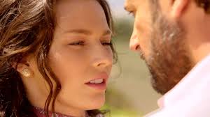 La pasión y el amor son la mezcla principal de #VinoAmor. ¿Quién acompaña a  Gabriel Soto y a Irina Baeva esta noche?