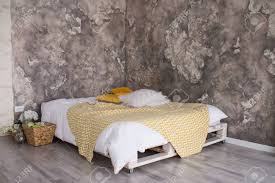 Calamus recycling centers in calamus 52729. Ein Schlafzimmer Im Loft Stil Mit Einem Bett Aus Recycelten Paletten Weisse Und Gelbe Bettwasche Auf Bett Mit Kopfende Im Dachboden Lizenzfreie Fotos Bilder Und Stock Fotografie Image 96918730