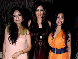 Raveena And Zarine Khan At Sonia Gohil S Store Launch Photo Of Raveena Tandon From The Raveena And Zarine Khan At Sonia Gohil S Store Launch Images Bollywood Hungama Si tiene 5 minutos, visite nuestra web. bollywood hungama