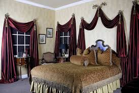 ستائر في القاعة في نغمات بورجوندي ستائر بورجوندي في المناطق الداخلية من الغرف بورجوندي ستائر في تصميم المبنى