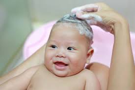La madre está bañando y lavando al bebé infantil. | Foto Premium