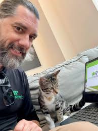 It's been a good day! 😎 Helped quite a few neighbors today, got to pet  this little kitten and we talked about roofs n stuff.