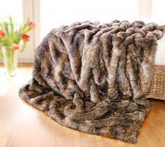 Täuschend echt , wie naturgewachsen. Felldecke Fellimitatdecke Otter Braun In Ubergrosse 260x300cm Felldecken Als Tagesdecken Felldecken Online Shop