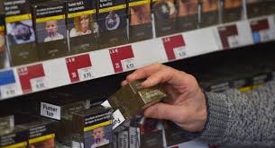 Depuis ce vendredi 1er mars, la taxe sur le tabac, impactant directement le prix. France Le Paquet De Cigarettes A 10 Euros En Mars Le Quotidien