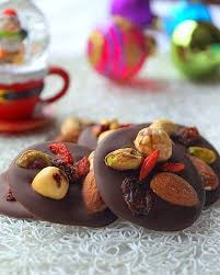 Des Mendiants Au Chocolat Et Aux Fruits Secs Cette Confiserie Traditionnelle Francaise Bien Gourmande Constituee De Mendiant Chocolat Gateau Aid Alimentation