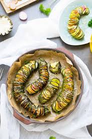 Gefullte Hasselback Zucchini Gaumenpoesie Rezept Zucchini Lebensmittel Essen Zucchini Rezepte Vegetarisch