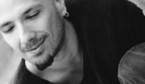 Il pomeriggio del 19 marzo del 2002, l'artista è stato travolto, mentre era in moto, da un'automobile che compiva un'inversione di marcia in. Alex Baroni 18 Anni Fa L Incidente Mortale Il Ricordo Dei Fans E Non Solo Video