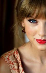 Taylor Swift Taylor Swift Style Taylor Swift Quotes And Lyrics Taylor Swift Gift Ideas Taylor Swift Taylor S Style Taylor Swift Maquillage Cheveux Tailleur