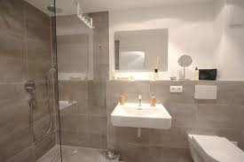 Badezimmer Mit Bodengleicher Regenschauerdusche In Der Ferienwohnung The One Im 2seasons In Timmendorfer Strand Mehr I Badezimmer Braun Wohnung Badezimmer