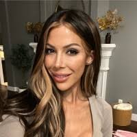 Amanda Pompeo's Instagram, Twitter & Facebook