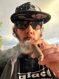 Smoking a Sinistro tonight hanging with the guys.