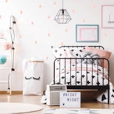 Une chambre d'enfant sur le thème des petites princesses, du rose du noir et du gris. Stickers Enfant Goutte Rose Poudre De Pom Le Bonhomme Scandimag Deco